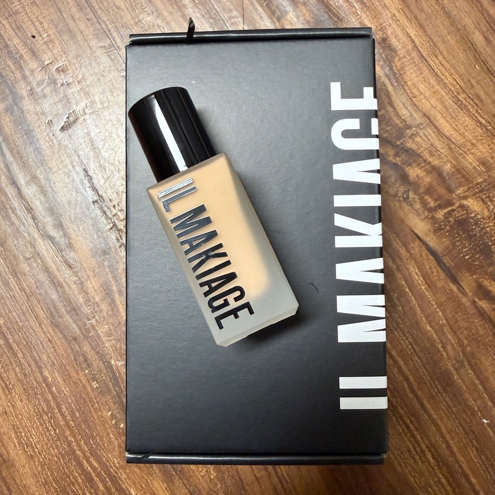 Unopened IL MAKIAGE Foundation #35 in a sealed box